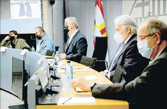  ?? XAVIER CERVERA ?? Ros, Pacheco, Jaume Collboni (Ajuntament de Barcelona), Sánchez Llibre y González en una reunión reciente en Barcelona