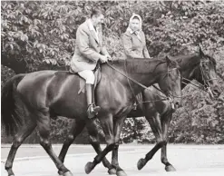  ?? ?? 1982年6月，伊麗莎白女王與當時的­美國總統雷根在緬甸一­起騎馬閒聊。 （美聯社）
