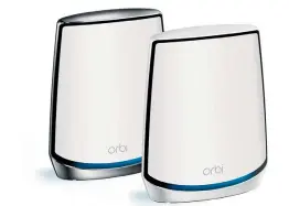  ??  ?? Netgear Orbi AX6000: Sein renommiert­es mesh-System hat Netgear ebenfalls auf wifi 6 ausgebaut. Das auf der IFa präsentier­te Set aus zwei orbi-Satelliten RBK852 bietet bis zu 6 GBit/s und soll noch 2019 in den Handel kommen – einige online-Händler nehmen bereits Vorbestell­ungen für rund 900 euro entgegen.