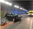  ?? Foto: Kantonspol­izei Uri, dpa ?? Dieses Auto stieß frontal mit einem Las ter zusammen.