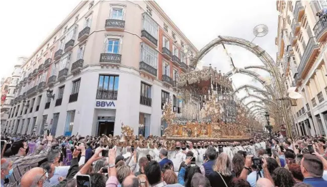  ?? // EFE / JORGE ZAPATA ?? El trono de la Virgen del Amparo de la Cofradía de la Pollinica a su paso por la calle Larios