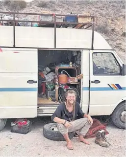  ?? ?? Tom Moreau, un empresario francés, en su caravana.