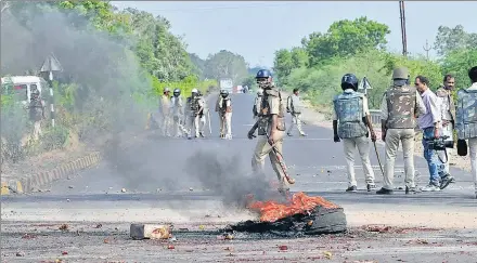 ?? MUJEEB FARUQUI/HT FILE PHOTO ?? Police patrol the Neemuch highway amid burning tyres of a truck in Mandsaur , Madhya Pradesh, on June 7, 2017.