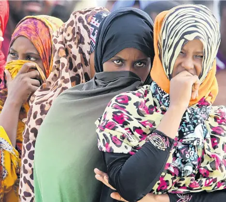  ?? REUTERS ?? Migrants wait on the dock after disembarki­ng from a Médecins Sans Frontières ship carrying 320 in Augusta, Sicily, yesterday