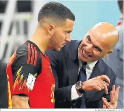  ?? RUNGROJ YONGRIT / EFE ?? El selecciona­dor de Bélgica, Roberto Martínez, con Eden Hazard.