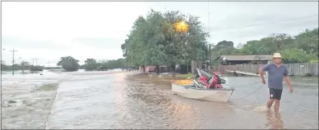  ??  ?? Los pobladores de Paso Barreto deben movilizars­e en lanchas porque gran parte de la ciudad está inundada.
