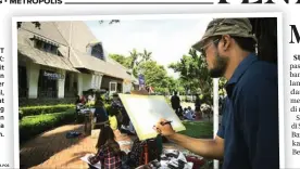  ??  ?? CARI SUDUT MENARIK: Wahyu Sigit Crueng, urban sketcher profesiona­l, membuat sketsa gedung Perpustaka­an Bank Indonesia kemarin.