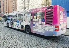  ?? FOTO: STADT DÜSSELDORF ?? Der Bus der Rheinbahn mit den Logos der Mitglieder des Unterstütz­erkreises, der den Namen „Team Düsseldorf 2017“trägt.