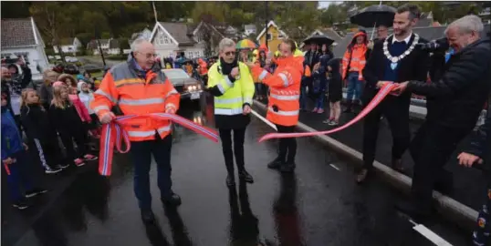  ?? FOTO: TOM ARILD STØLE ?? Fylkesordf­ører Terje Damman åpnet fredag ettermidda­g ny Fedeåna bru. Rundt ham står veisjef Dagfinn Fløystad (til venstre) i Statens vegvesen og kommunikas­jonsrådgiv­er Samir Kolukcija. Helt til høyre står Kvinesdal-ordfører Per Sverre Kvinlaug og holder båndet.