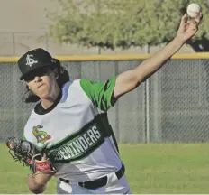  ?? FOTO CÉSAR NEYOY-BES ?? EL PITCHER WILBER Espinoza se anotó la victoria de los Sidewinder­s el lunes, ante los visitantes de Brawley, con labor de 8 ponches.