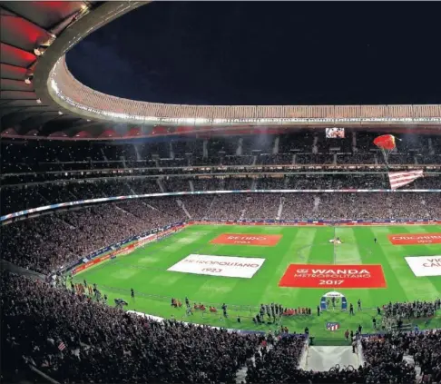  ??  ?? PRECIOSA IMAGEN. El Wanda Metropolit­ano se vistió de gala con el debut del Atlético frente al Málaga en la que será su nueva casa. El estadio mostró un lleno absoluto desde minutos antes del inicio.