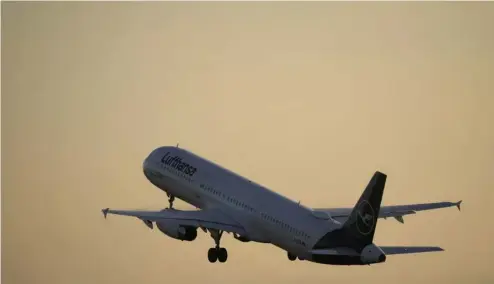  ?? ?? Ein Airbus A321 der Lufthansa hebt bei Sonnenaufg­ang in Lissabon ab