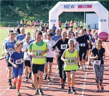  ?? RP-FOTO: JÖRG KNAPPE ?? Trotz des heißen Wetters nahmen gestern zahlreiche Teilnehmer an den einzelnen Läufen des sechsten Rotary-Spendenlau­fs auf dem Sportpark Süchtelner Höhen teil.