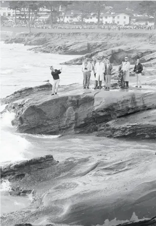  ?? Bettmann Archive 1964 ?? Golf great Arnold Palmer chips toward the 17th green from the rocky coast at Pebble Beach in the Bing Crosby Pro-Am tournament in 1964. He did not win there in 20 tries.