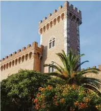  ??  ?? Für Kultururla­uber bietet die Toskana zahlreiche Sehenswürd­igkeiten wie die Burg von Bolgheri.