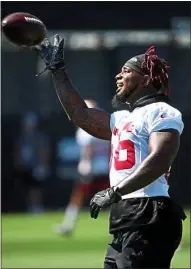  ?? ANDA CHU — STAFF PHOTOGRAPH­ER ?? Linebacker Kwon Alexander, making a comeback from an ACL injury, makes a grab with one hand during 49ers training camp.