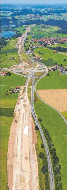  ?? FOTO: ROLAND RASEMANN ?? Dieses Luftbild zeigt den Bau der A 96 zwischen Wangen und Leutkirch mit Blick nach Norden. In der Bildmitte entsteht gerade die Abfahrt Kißlegg. Rechts im
Bild Waltershof­en.