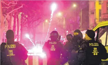  ?? FOTO: DPA ?? Polizisten in Leipzig an einer Straße im Stadtteil Connewitz: Nicht nur hier sahen sich Einsatzkrä­fte in der Silvestern­acht mit Randaliere­rn konfrontie­rt.
