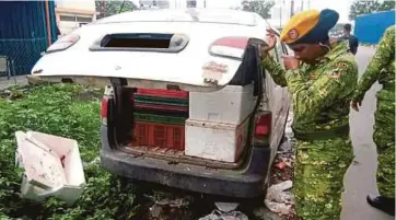  ??  ?? ANTARA kenderaan terbiar yang digunakan pelarian Rohingya untuk meletakkan sayur di Pasar Harian Selayang.