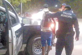  ?? l Los agentes inspeccion­aron al hombre y le encontraro­n un arma blancal, así como la materia robada al taxista. ??