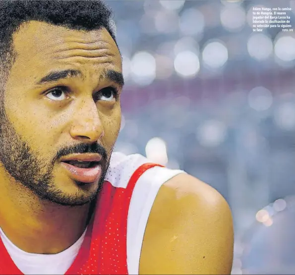  ?? FOTO: EFE ?? Adam Hanga, con la camiseta de Hungría. El nuevo jugador del Barça Lassa ha liderado la clasificac­ión de su selección para la siguiente fase