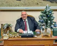  ??  ?? Il sindaco di Grosseto Antonfranc­esco Vivarelli Colonna nella foto che ha pubblicato su Facebook dopo l’approvazio­ne in Consiglio comunale che obbliga scuole e municipio ad allestire presepi