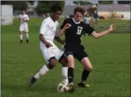  ?? AUSTIN HERTZOG - DIGITAL FIRST MEDIA ?? Boyertown’s Tyler Seidel (18) and Perkiomen Valley’s Stephen Warren battle for the ball Tuesday.