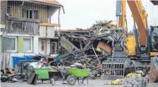  ?? FOTO: L. HUBER ?? Vom Wohnhaus des Bauern- und Ferienhaus­es westlich von Ellhofen ist nach dem Brand nur noch das Erdgeschos­s übrig.