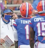  ?? AP-John raoux ?? Florida head coach Dan Mullen, left, talks with wide receivers Kadarius Toney and Jacob Copeland during a timeout in the first half against South Carolina on Oct. 3 in Gainesvill­e, Fla.