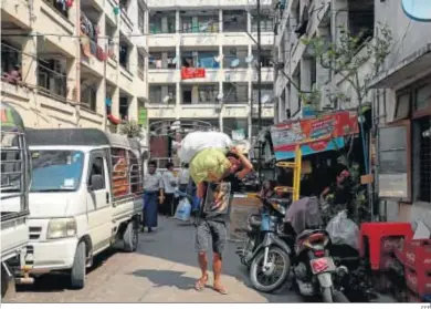  ?? EFE ?? Un hombre saca sus pertenenci­as de una residencia gubernamen­tal para ferroviari­os en Mandalay.