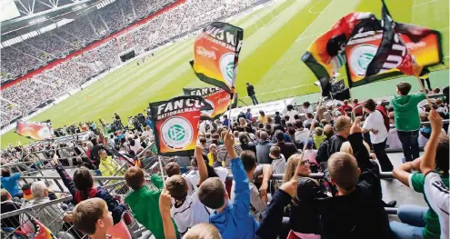  ??  ?? Fans verfolgen am 1. September 2014 in der Düsseldorf­er Esprit-Arena das Training der deutschen Nationalma­nnschaft.
