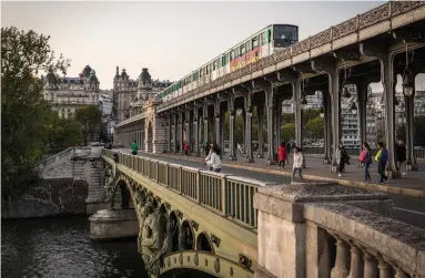  ??  ?? The Pont de Bir Hakeim, named for a Libyan oasis where Free French forces battled the Germans in the Second World War.