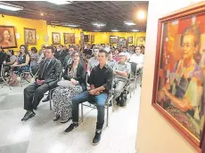  ??  ?? El público estuvo atento a la conferenci­a, posteriorm­ente se realizó la premiación del concurso de pintura.