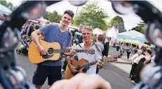  ??  ?? Die Gruppe „HHG acoustic“mit Tom Hildebrand­t (l.) und Dirk Heinenberg sorgte für Stimmung.