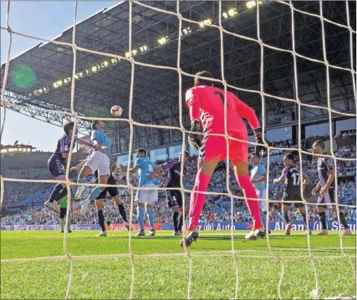  ??  ?? NO CERRÓ EL PARTIDO. Okay intenta rematar de cabeza en una de las aproximaci­ones del Celta al área pucelana durante la segunda parte.