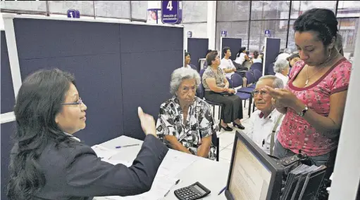  ??  ?? Financiami­ento. El Estado toma prestados los ahorros de los actuales trabajador­es para pagar las pensiones de los jubilados del antiguo sistema.