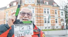  ??  ?? Klappe für das neue Kino in der Villa Rosa (im Hintergrun­d): Vorstandsm­itglied Jürgen Schwarz freut sich stilecht.