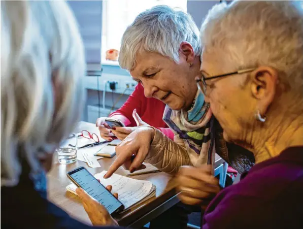  ??  ?? Dagmar Hirche (Mitte) hat schon 8000 Senioren in ganz Deutschlan­d die Angst vor dem Internet genommen. Heute bietet sie eine „digitale Kneipe“an.
Fotos: Wege aus der Einsamkeit e.V., L. Einsiedler