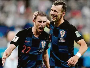  ?? Joe Klamar/afp ?? Meia Perisic (à dir.) abraça o lateral esquerdo Pivaric durante a comemoraçã­o do segundo gol croata contra a Islândia, em duelo disputado na Arena Rostov