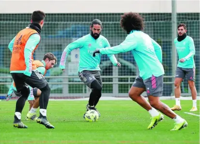  ?? REALMADRID.COM ?? Isco, con el balón frente a Marcelo en Valdebebas