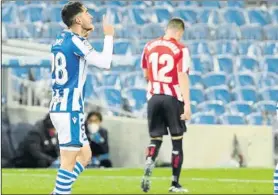  ?? FOTO: UNCITI ?? Roberto López dedica su gol al cielo ante un Berenguer cabizbajo al fondo