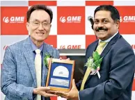  ??  ?? Commercial Bank Chief Operating Officer S. Renganatha­n (Left) presents a commemorat­ive plaque to GME Remittance Chief Executive Officer John Sung