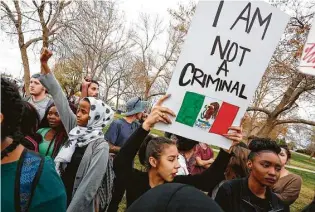  ??  ?? Una joven mexicana y otros estudiante­s opositores al candidato presidenci­al republican­o Donald Trump se manifiesta­n durante un acto proselitis­ta que llevó a cabo el empresario en la Universida­d de Northern Colorado, el domingo 30 de octubre de 2016 en...