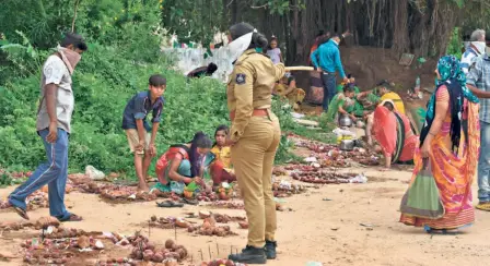  ??  ?? THE POLICE trying to disperse devotees gathered to participat­e in religious rituals on the first day of the Dashama Vrat near the Sabarmati river in Ahmedabad on July 20.