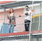  ?? FOTO: SIEWERT ?? Belinda Tillmanns (17) besprüht gemeinsam mit Künstler Lukas Pauer die Fassade der Kraftstati­on.