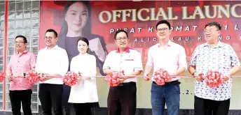 ?? — Photo by Conny Banji ?? Alice, flanked by Sim (second left) and Chong, leads the ribbon-cutting ceremony to mark the official opening of her service centre at Jalan Lanang. Also seen in the line-up is Ling (second right).