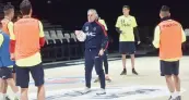  ??  ?? Punto tattico: coach Donadoni ferma la squadra sul parquest