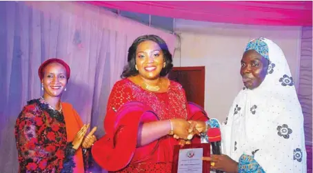  ??  ?? L-R: Incoming President, Nigeria Army Officers Wives Associatio­n (NAOWA), 81 Division Chapter, Mrs. Amina Yusuf, and outgoing President, Mrs. Grace Udoh, receiving an award from the Chairperso­n, National Associatio­n of Women Journalist­s (NAWOJ), Mrs. Shekinat Lawal, at a dinner in Lagos...Friday