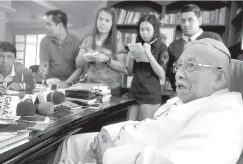  ?? (ARNI ACLAO) ?? PRESSCON. Si Cebu Archbishop Emeritus Ricardo Cardinal Vidal (uo) gibisita sa mga sakop sa media sa press conference aol sa iyang ika-86 nga adlawng natawhan sa iyang pinuy-anan sa Sto. Niño Village, Banilad, dakbayan sa Sugbo kagahapon.