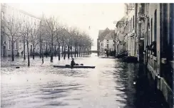  ??  ?? Auch Naturereig­nisse wurden als Postkarten­motiv aufgegriff­en, wie die Karte von 1920 mit Hochwasser am Kaiserswer­ther Markt zeigt.